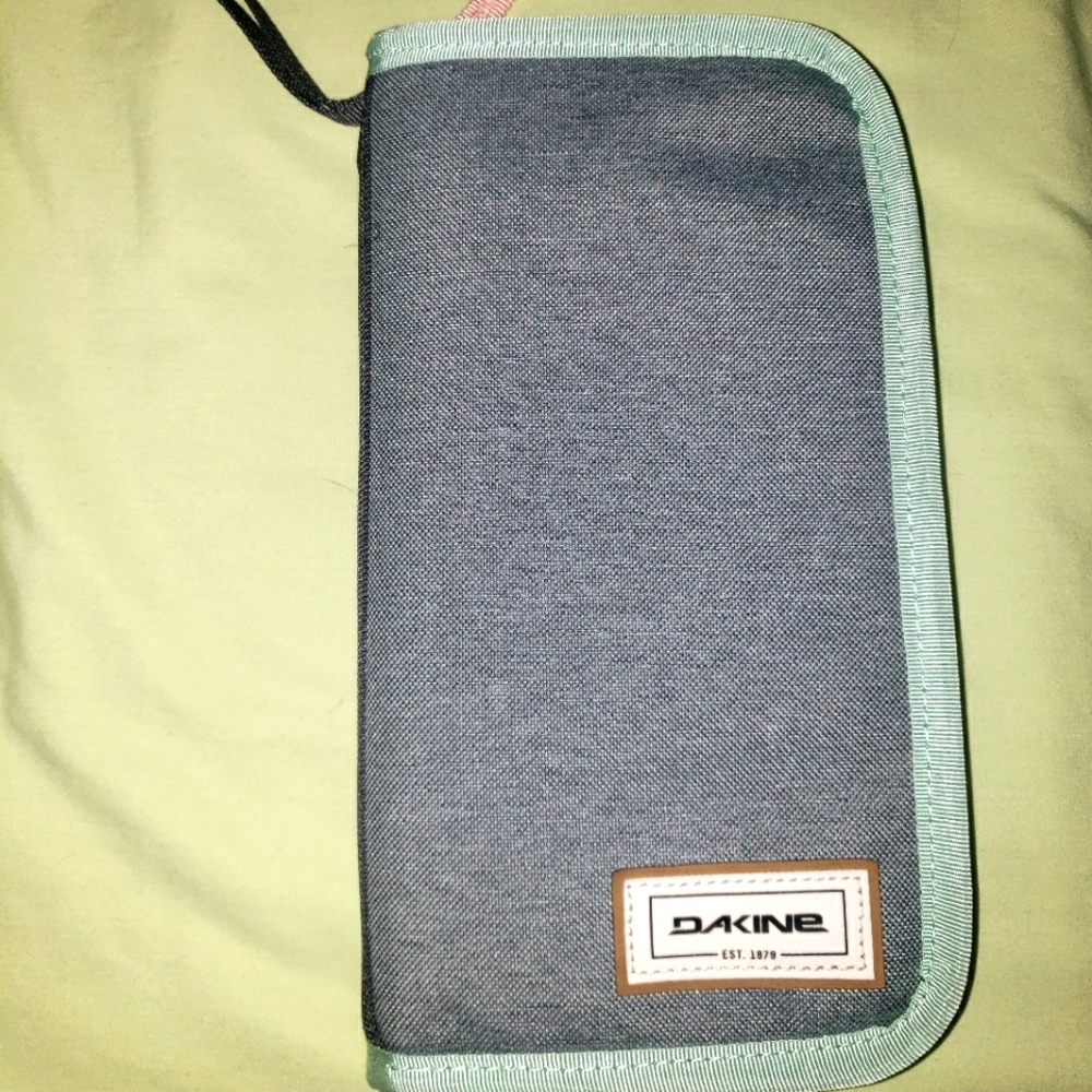 Dakine versatile wallet clutch